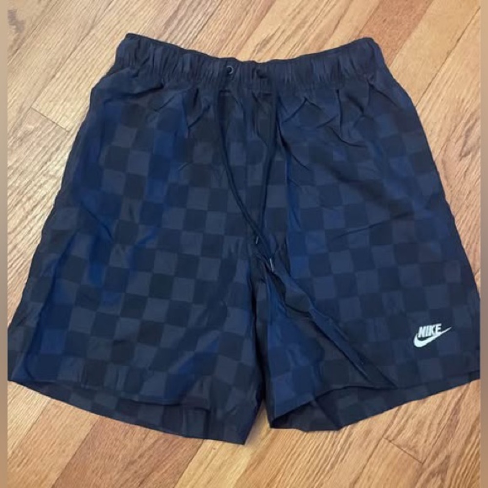 Men’s Nike Standard fit above knee length size small